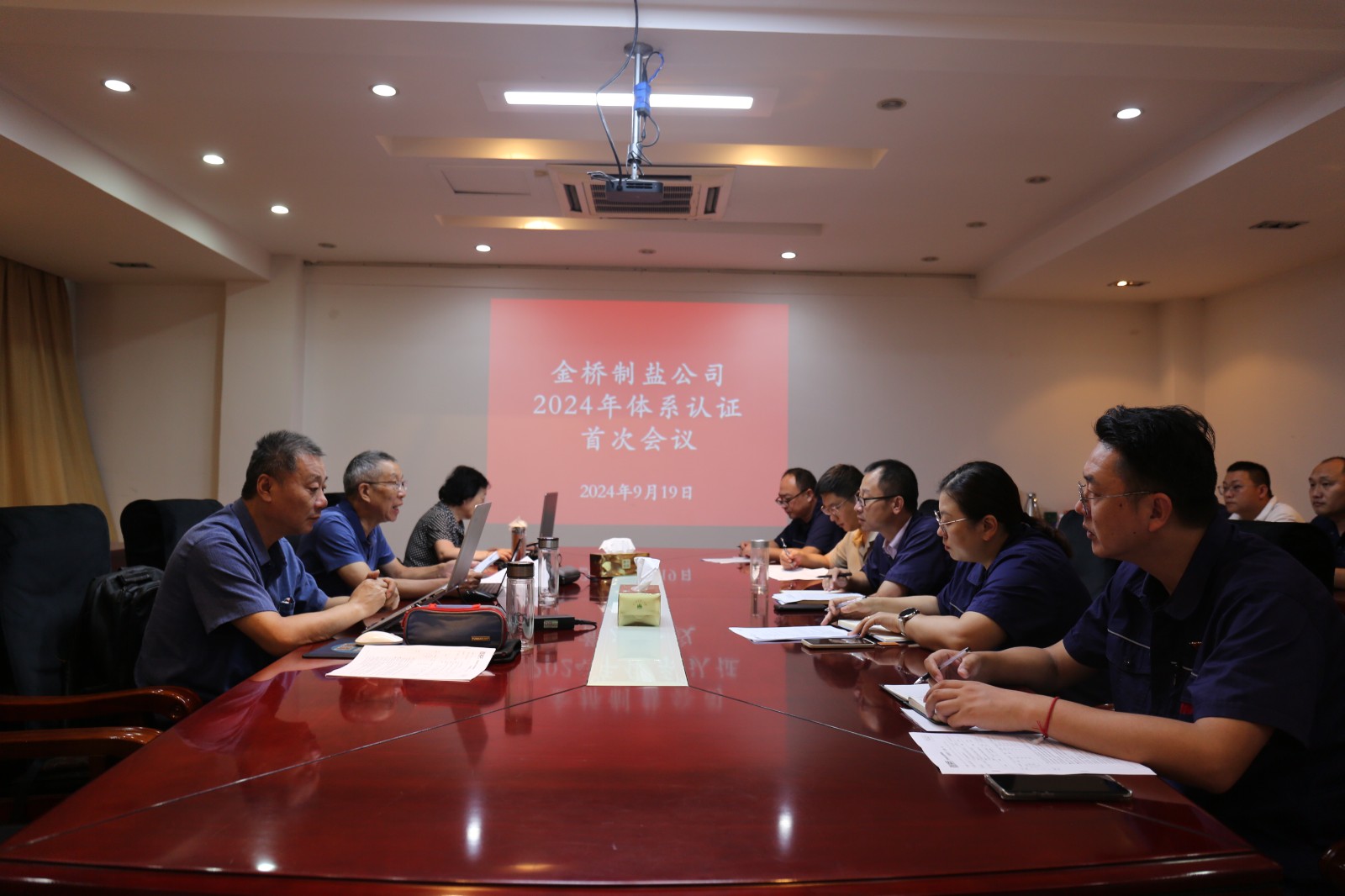 近日，金橋制鹽公司通過北京世標(biāo)認(rèn)證中心審核，給予食品安全管理體系、環(huán)境管理體系和職業(yè)健康安全管理體系認(rèn)證“保持認(rèn)證資格”的監(jiān)督審核結(jié)論，給予質(zhì)量管理體系認(rèn)證“再次注冊”的再認(rèn)證審核結(jié)論。通過審核，是對公司精細(xì)化管理成果的檢驗，促進(jìn)公司內(nèi)控管理水平持續(xù)提升。（李曉月）